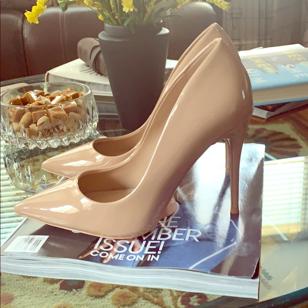 Pointed toe Tran pump paten leather